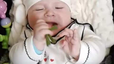 The kid loves green onions very much 🤣