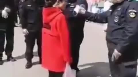 Woman in brutal arrest for not wearing a mask in China!
