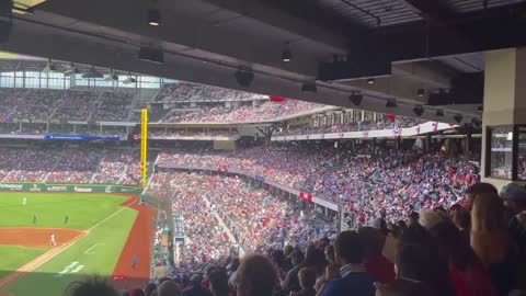Y el covid? 40.000 personas en un estadio de Texas en un partido de béisbol.