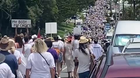 10.000 australiere marcherer forenet ned ad Boundary St mod covid-tyranni
