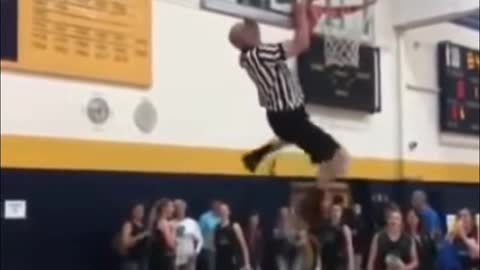 Ref gets ball unstuck from the hoop with insane strength