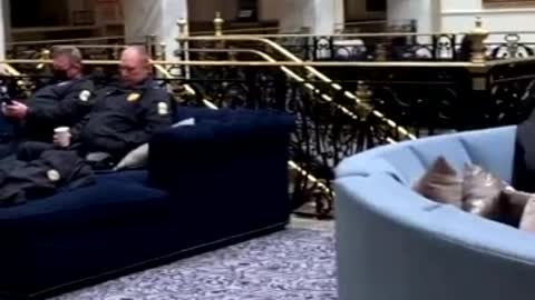 Trump Opens DC Hotel to Cop...