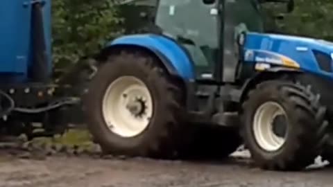 tractors stuck, machines accelerating (51)
