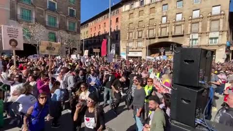 Mallorca, Spain: Vaccine passport protesters blast "Were Not Gonna Take It!) Jan. 29, 2022