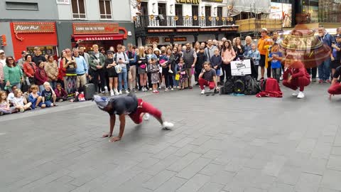Kid street performer blows crowd away with violin performance
