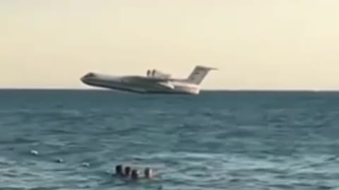 ‏ Plane taking water from the sea👏🔥😮