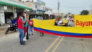 Plantón en vía de Bayunca