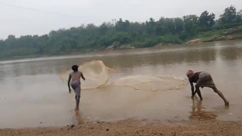 Amazing Synchronous Fish Net Throwing