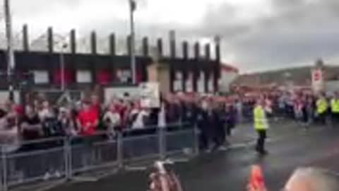 Watch as thousands of fans cheer the Lionesses team coach arriving at Bramall La.