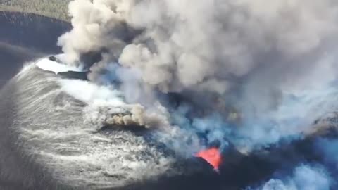 A new eruptive mouth opens on the La Palma volcano