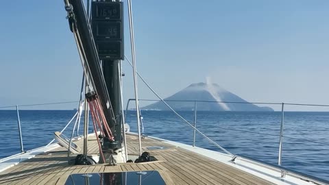 EXACT moment the Stromboli volcano erupted!
