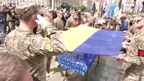 Ukraine president and soldiers
