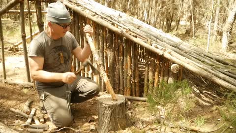 Building a primitive shelter completely warm natural waterproof roof - Off the grid bushcraft!