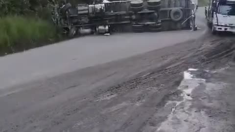 Accidente de un camión en la vía entre Oiba y El Socorro