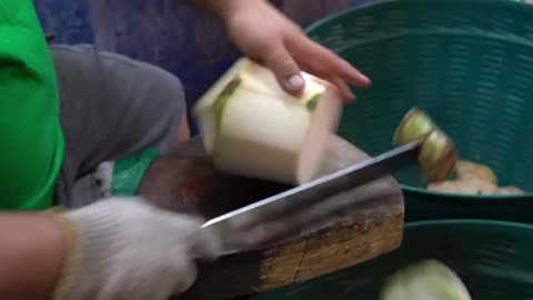 How to peel the outer skin of a coconut, please see the detailed tutorial 2
