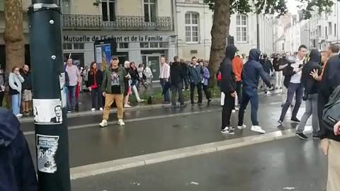 Nantes : Une dizaine d'antifas cagoulés armés s'est attaqué à des manifestants catholiques