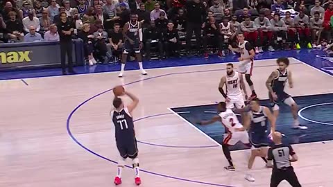 Dončić Fakes Shot and Assists Lively II! Dallas on the Run with a 7-0 Partial!