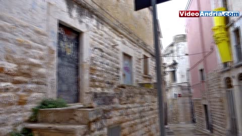 Andria: passeggiata tra le stradine più strette e i loro segreti – video
