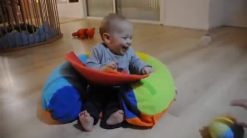 Bébé qui rigole aux éclats - Baby laughing out loud