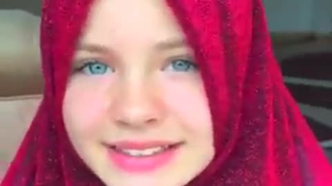 طفلة أوكرانية مسلمة تحيي المسلمين وتطلب منهم أن يحبوا بعضهم البعض.. وتتلو عليهم سورة الكافرون