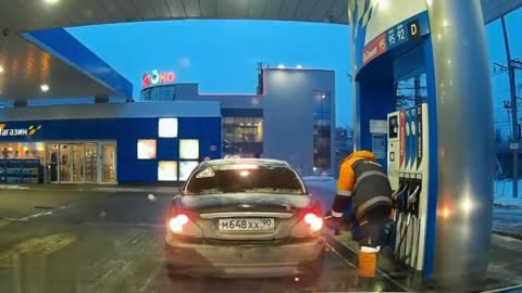 RUSSIAN Women tries to Start while FUEL NOZZLE stays in the Car!!! 😱