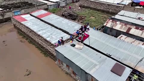 Kenya floods force thousands to flee