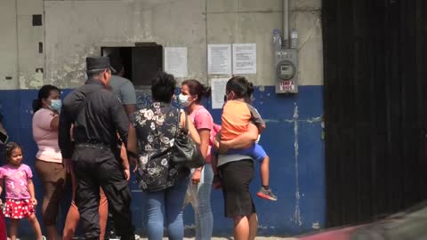 Número de homicidios baja y familiares buscan datos de detenidos en El Salvador