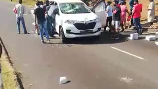 Looters confronted by Durban community
