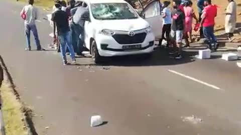Looters confronted by Durban community