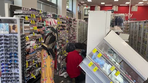 San Francisco CVS Looted in Broad Daylight
