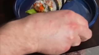 Hossomaki de lagosta regado no limão e shoyu fica uma delícia!