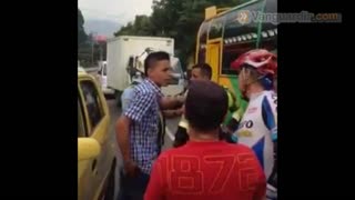 A puño y machete, taxista y ciclista resolvieron accidente en Bucaramanga