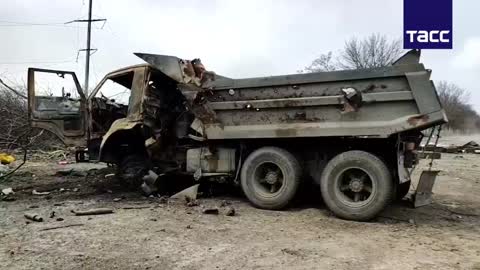 Mariupol, Ukriane: civilians escape Azov, evacuate
