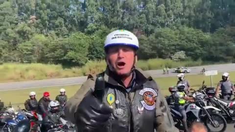 Spettacolo in Brasile! Bolsonaro guida la parata delle moto a San Paolo!