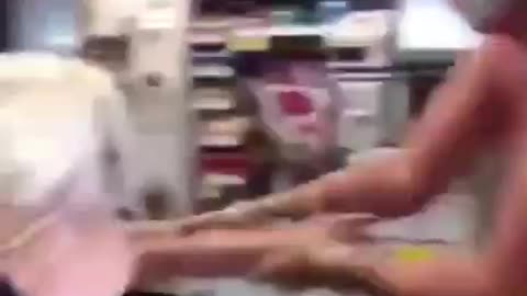 Une femme traînée hors d'un magasin pour non port de la muselière, covidiots hystériques !