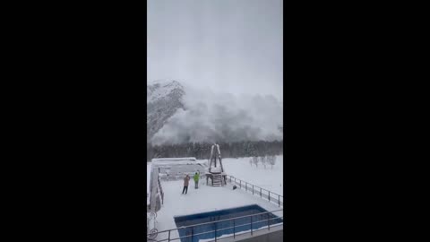 Horrifying avalanche on Mt. Elbrus in Russia caught on camera