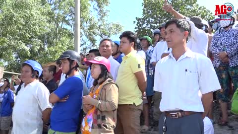 Hàng trăm người dân đi xem cảnh xả lũ ở An Giang