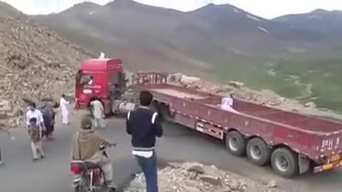 Heavy vehicle driver strucked on China pakistan road