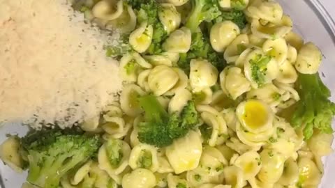 "Whip Up a Flavorful Feast in Minutes with One Pot Broccoli Pasta!"