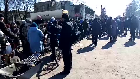 Volnovakha, people are queuing for humanitarian aid