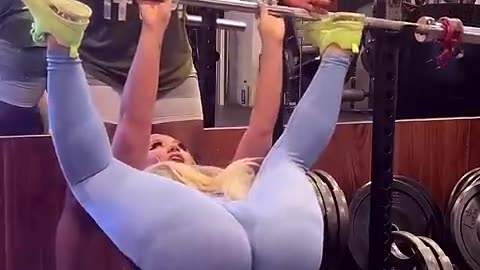 at the gym doing everything wrong #gym #fitness #training #prank #gymprank #leggings #girlfitness