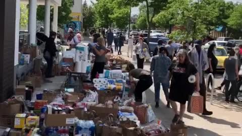 Minneapolis Residents Band Together to Donate Food