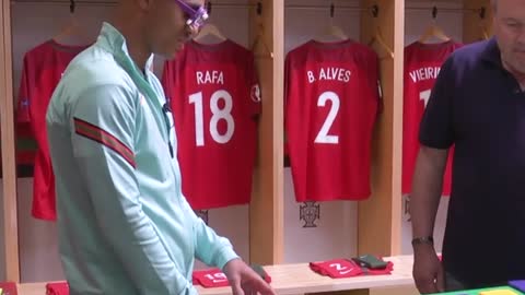 Fabio Carvalho learns how different colours can appear to players who are colour blind.