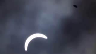 ★ Un OVNI en forme de disque filmé pendant l'éclipse du 8 avril 2024 !