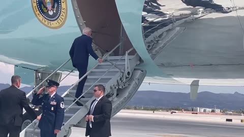 Biden Struggles With Air Force One Staircase After Cancelling Event Due To COVID Diagnosis