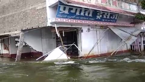 Watch the house fall from flood water live