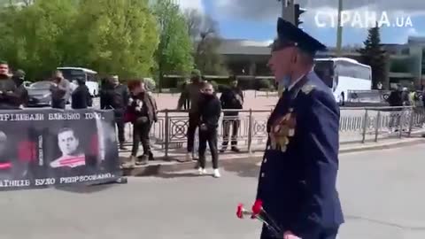 Ukrainian neo-Nazis try to offend World War II veteran with Nazi salute