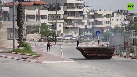 Scoppiano scontri tra palestinesi e forze israeliane sioniste vicino a Betlemme che è in Palestina(dove era nato Gesù il Messia appunto come da profezie bibliche di Michea cap.5) dopo un funerale di un palestinese ucciso dalle forze israeliane sioniste