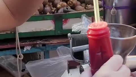 The process of making the famous pomegranate juice in Bangkok