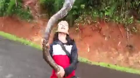 Amazing Girl Snake catcher fighting with Deadly Snake King Kobra 😱